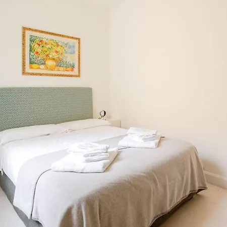 In The Heart Of Ghirlandina 아파트 *